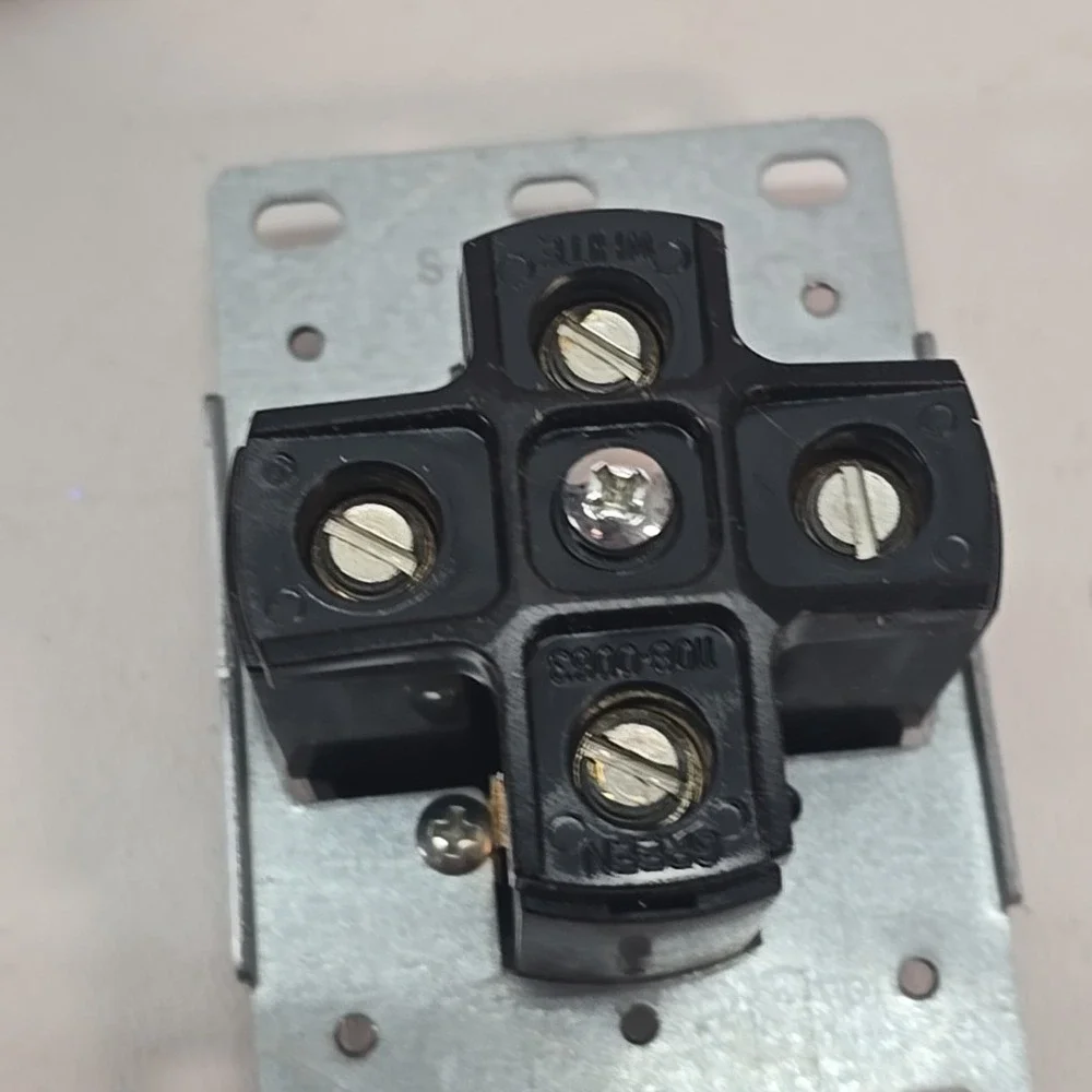 Legrand/Leviton 50-Amp Range Stove Outlet Flush Outlet 125v/250v‎